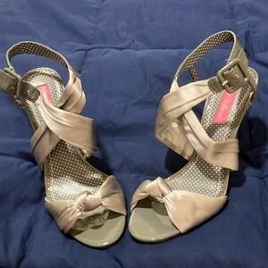 NWOT Betsey Johnson Verocuoio Grey Heels Size 6 1/2 M